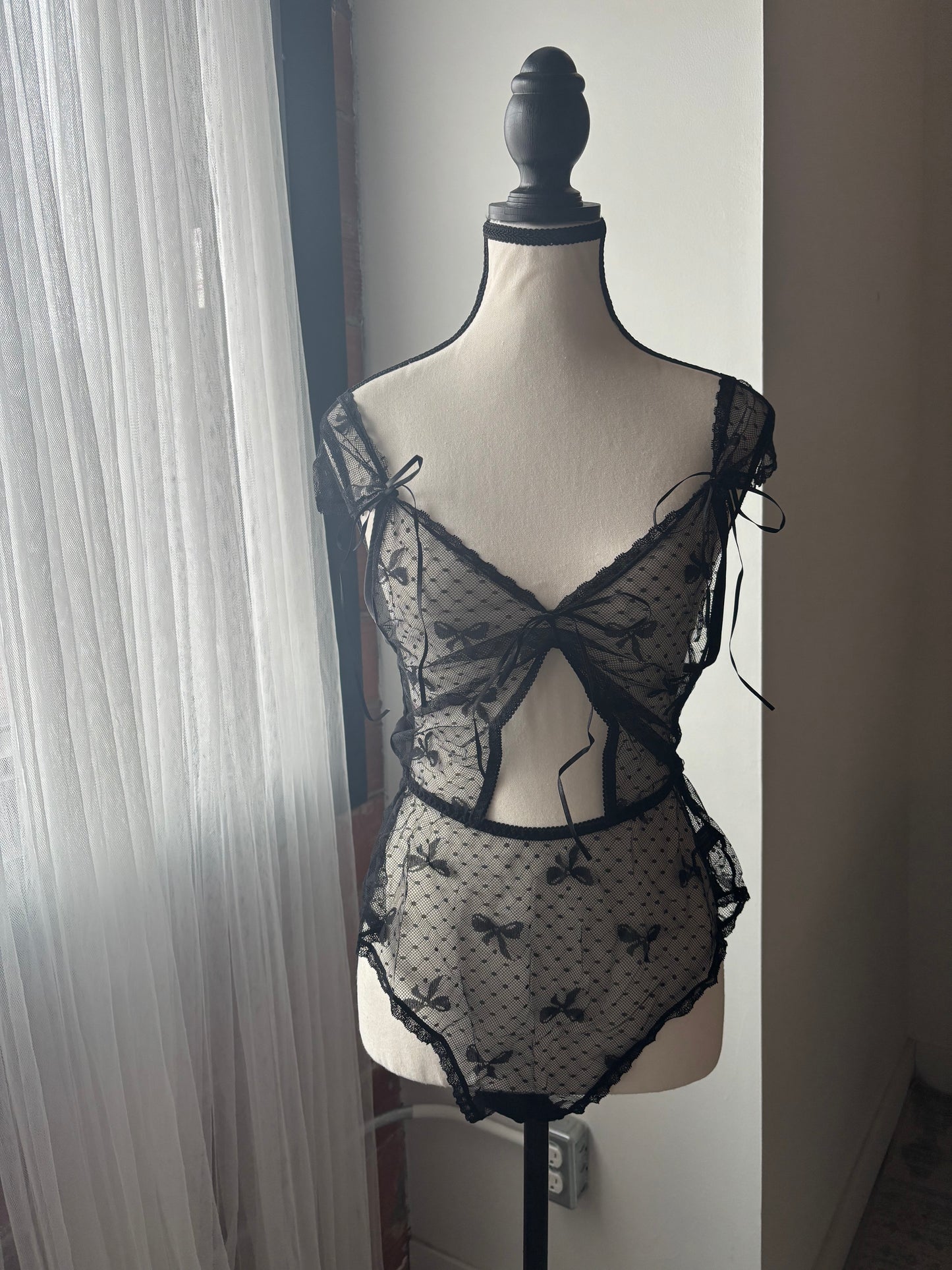 Bow Mesh Teddy - 2 S left
